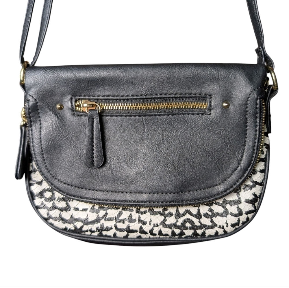 Like New Apt. 9 Black and White Crossbody Bag Hidden Front Zipper Pocket Flap